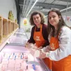 photo  beaufort, le 2 décembre 2025. fabienne, méline et eva (absente sur la photo) sont les trois salariées du nouveau magasin prix miam, qui a ouvert ce mercredi 3 décembre, avenue des tilleuls. 