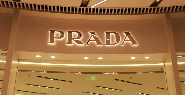 photo  la marque prada est soupçonnée par la justice italienne d’avoir fait appel en italie à des sous-traitants qui exploitaient des ouvriers chinois.  &copy;  xing yun/cfoto via afp 