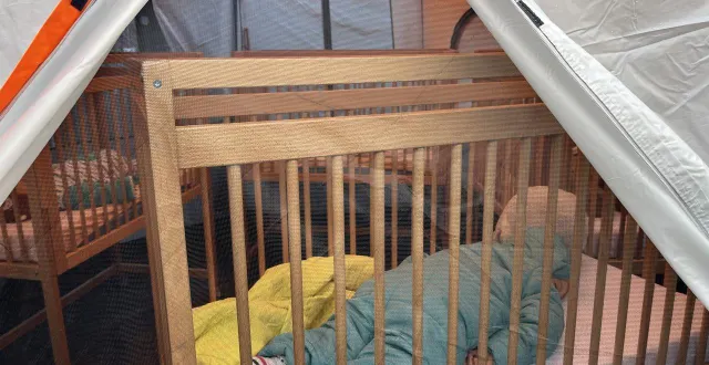 photo  à la crèche le p’tit club, à l’heure de la sieste, certains enfants dorment dehors, sous une tente.  &copy;  ouest-france 