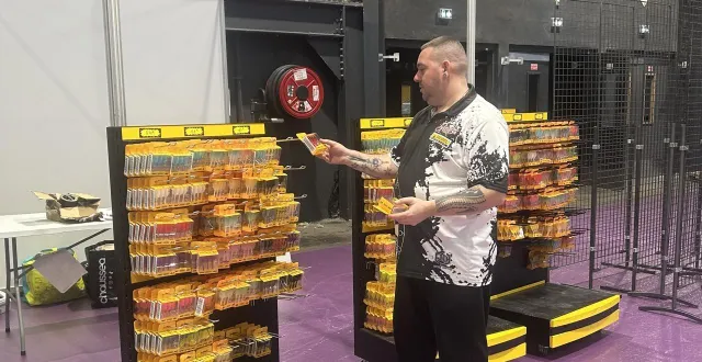 photo  jérôme labbé, qui s’est lancé dans la vente de fléchettes il y a peu de temps, a amené pour environ 60 000 € de marchandise.  &copy;  ouest-france 