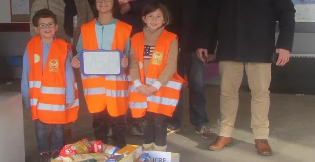photo  augustin, arthur et léontine, de l’école saint-louis, ont remis les denrées alimentaires à jacqueline onillon, présidente de bécon solidarité, accompagnée des bénévoles philippe rolland et jean-pierre onillon et du directeur de l’école, hugues boivin (à droite).  &copy;  ouest-france 