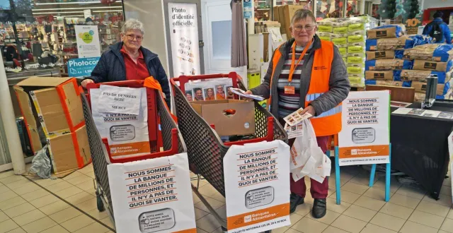 photo  tout au long des deux journées, les bénévoles se sont relayés dans le hall du magasin.  &copy;  ouest-france 
