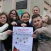 photo  de gauche à droite : chloé, cyrcé, amandine et antonin avec laëtitia dominguez, infirmière, présentent l’affiche distribuée en ville pour lancer leur appel aux dons. 