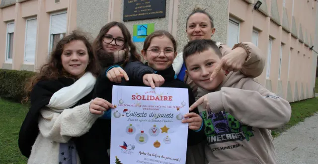 photo  de gauche à droite : chloé, cyrcé, amandine et antonin avec laëtitia dominguez, infirmière, présentent l’affiche distribuée en ville pour lancer leur appel aux dons.  &copy;  ouest-france 