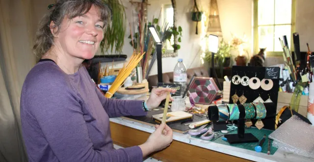 photo  mathilde ricol peut laisser libre coursà sa créativité avec ce métier artisanal ancien.  &copy;  ouest-france 