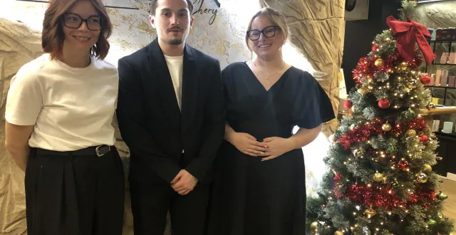 photo  l’équipe du salon arthur chéry a inauguré ses locaux, au 3, rue de bec-ham. émilie, arthur et louane.  &copy;  ouest-france 