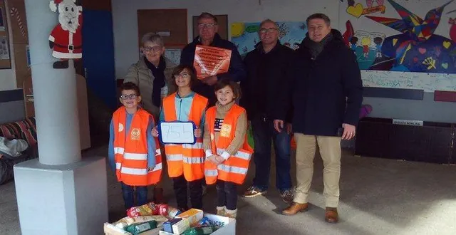 photo  augustin, arthur, léontine (de gauche à droite) ont remis 75,5 kg de produits alimentaires collectés, à l’association bécon solidarité. au second plan de gauche à droite : jacqueline onillon, philippe rolland, jean-pierre onillon (bécon solidarité) et hugues boivin, directeur de l’école.  &copy;  co 