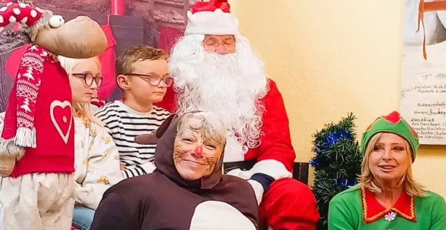 photo  le travail collégial entre la fondation jean-jousse et le comité des fêtes a été largement salué lors du marché de noël, samedi. une trentaine d’exposants étaient installés au sein de la salle des fêtes, « des créateurs, bijoux, bougies et autres idées cadeaux », indique alain gossart, président de la fondation jean-jousse. de belles animations étaient programmées pour le public venu en nombre. « le clou de la soirée a évidemment été le feu d’artifice que nous n’avions pas pu faire au 14 juillet », détaille sonia guaglio, trésorière du comité des fêtes.  &copy;  ouest-france. 