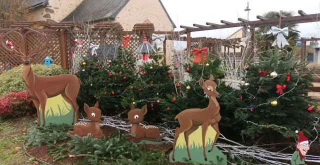 photo  le village se met aux couleurs de noël. comme d’habitude, l’élue annie neveu et sa commission, ainsi que les bénévoles, qui les accompagnent, ont fait de beaux efforts pour réaliser et installer des nouveaux décors. cette année, la nature et les animaux des forêts, et plus particulièrement bambi, vont plaire aux enfants.  &copy;  ouest-france 