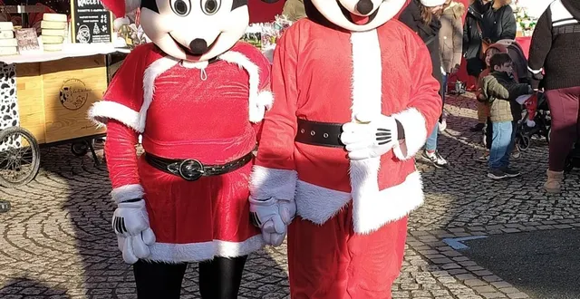 photo  minnie et mickey tout sourireau marché de l’avent.  &copy;  co 