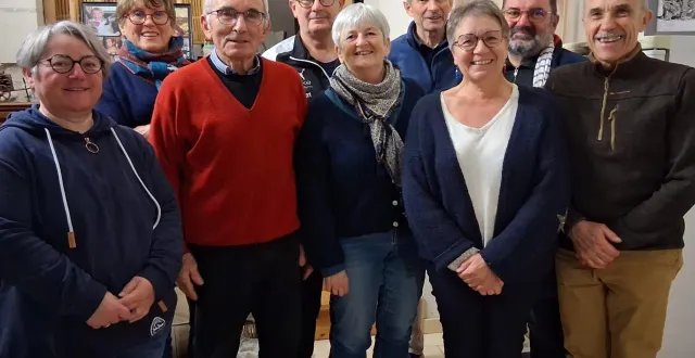 photo  jumelles rando et les anciens combattants ont remis un chèque de 375 € pour la lutte contre le cancer.  &copy;  co 