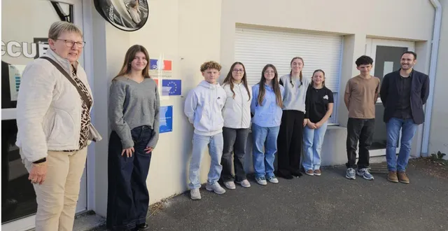 photo  thérésia brickwedde (à gauche), avec les élèves de terminale,(deux absents sur la photo) et loïc letourneux (à droite).  &copy;  co 