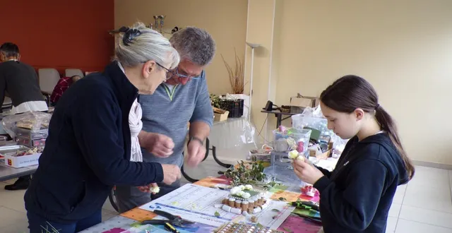 photo  inès, à droite, réalise un centre de table pour sa famille.  &copy;  le maine libre 