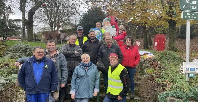 photo  l’équipe du comité d’animation installe les illuminations dans le bourg et se prépare à fêter noël le samedi 13 décembre.  &copy;  le maine libre 