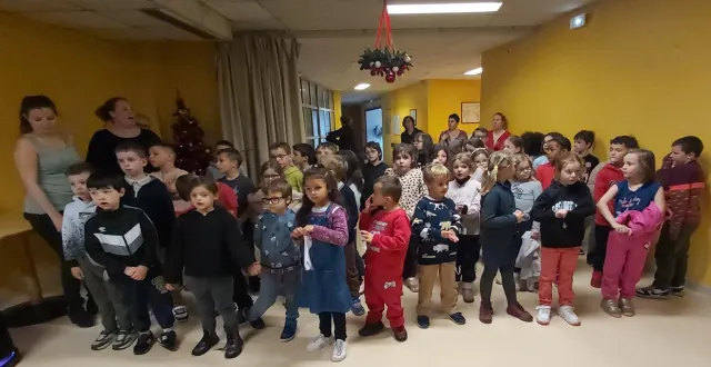 photo  les plus jeunes ont interprété trois chants adaptés à leur âge, suscitant de nombreux sourires parmi le public.  &copy;  le maine libre 