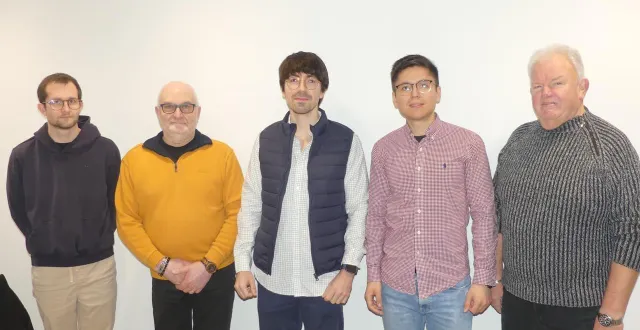 photo  au centre, les docteurs guillermo enrique cueto zelada et jose carlos agusti ruiz accueillis à la maison de santé de vibraye.   &copy;  le maine libre 