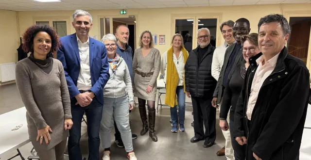 photo  ousmane cissakho (troisième à droite) accompagné de quelques-uns de ses colistiers d’unir bouchemaine et agir.  &copy;  ouest-france 