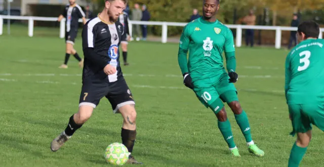 photo  les fertois de quentin avenel (à gauche) et les condéens d’el madani abkam n’ont toujours pas gagné à domicile cette saison.  &copy;  nathalie douley 