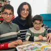 photo montreuil-juigné, le 3 décembre 2025. zeinab mroue, maman d’eliya, 5 ans, et zein-charles, 8 ans, témoignera autour de la scolarité de son fils, qui souffre de la myopathie de duchenne, samedi dans le cadre du téléthon.