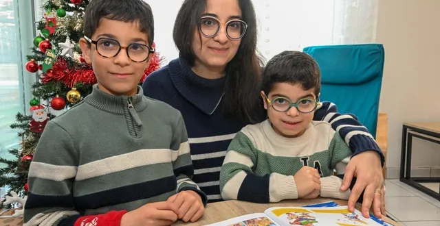 photo  montreuil-juigné, le 3 décembre 2025. zeinab mroue, maman d’eliya, 5 ans, et zein-charles, 8 ans, témoignera autour de la scolarité de son fils, qui souffre de la myopathie de duchenne, samedi dans le cadre du téléthon.  &copy;  co – laurent combet 