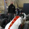 photo  kévin desmet devant une porsche formcar de 1963 pour laquelle il réalise un pot d’échappement sur mesure. 