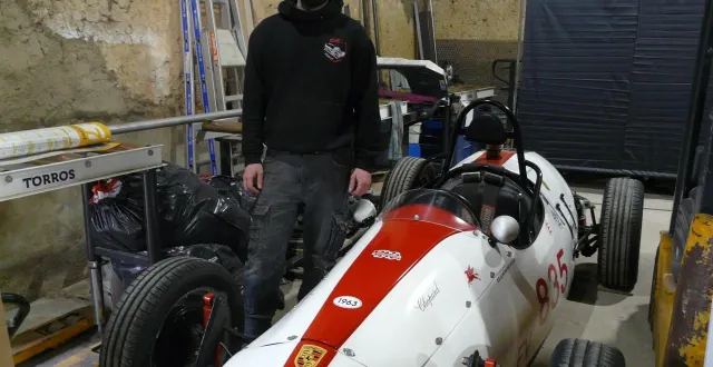 photo  kévin desmet devant une porsche formcar de 1963 pour laquelle il réalise un pot d’échappement sur mesure.  &copy;  le maine libre 
