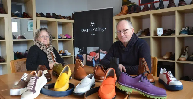 photo  joseph malinge et sa sœur jumelle chantal soreau présentent quelques articles qui feront l’objet de leur prochaine vente privée.  &copy;  ouest-france 