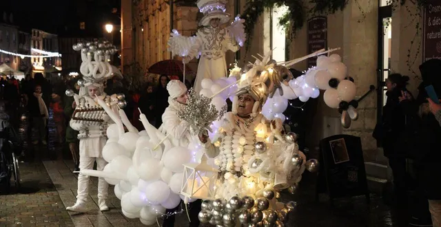 photo  chaque année, la nuit des couleurs réunit de nombreux curieux dans les rues de la ferté-bernard.  &copy;  archives le maine libre 