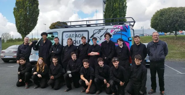 photo  les élèves en mécanique du garage-école gm2a et leurs maîtres professionnels damien coullange et cyrille fage sont mobilisés pour le téléthon 2025.  &copy;  gm2a 