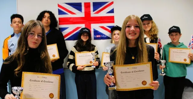 photo  au premier plan, de gauche à droite : amy vergne et eve guérin. à l’arrière : mohammed ouchani abbadi, ahmed ouchani abbadi, romane guilloïque, ruby vergne, victoire pichereau et nicolaï zayko.   &copy;  le maine libre 