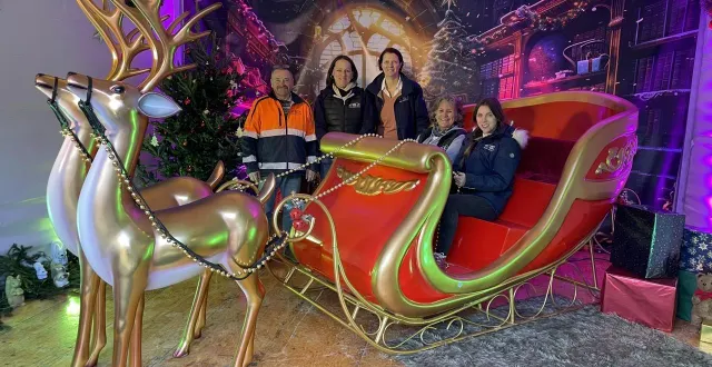 photo  alain bernier, technicien, qui participe à l’installation de son dernier marché de noël avant la retraite, au côté d’une partie de l’équipe tourisme autour de claire fortin, laisseront le père noël accéder à son traîneau, vendredi 5 décembre, à 17 h.  &copy;  ouest-france 