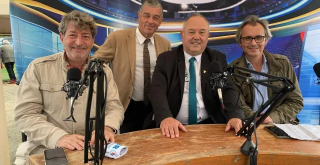 photo  lors de la dernière réunion hippique de la saison : dominique cordier (rtl), gilles lusson (président des courses de durtal), patrick gratz (président des courses d’écommoy) et guillaume coves (equidia).  &copy;  le maine libre 