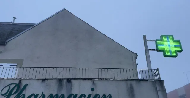 photo  la pharmacie du conti, à la ferté-bernard, a été victime d'un cambriolage.  &copy;  le maine libre 