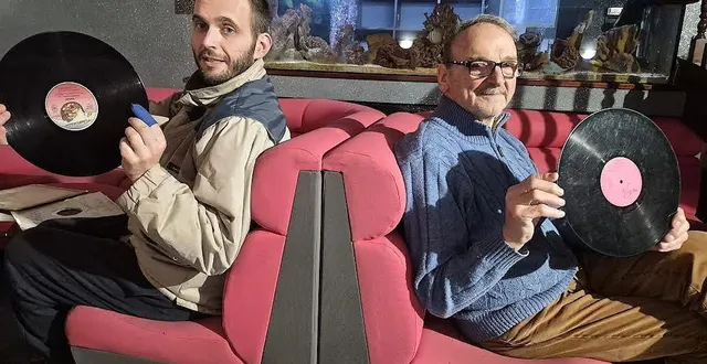 photo  le propriétaire de la boîte de nuit, guy loyer et le dj, julian robin.  &copy;  ouest-france 