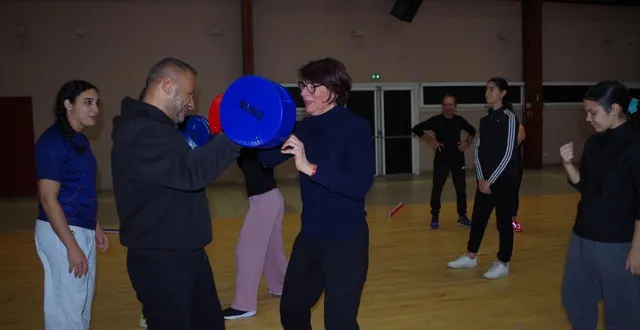 photo  « si on paraît sûr de soi, il y a moins de risque de se faire agresser. on nous interpelle ? on répond et on part tranquillement… tout en restant vigilant », conseillaient les deux formateurs.  &copy;  le maine libre 