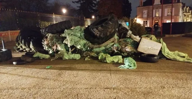 photo  des pneus et des déchets ont été déversés devant la préfecture de la sarthe mercredi soir.  &copy;  ville du mans 