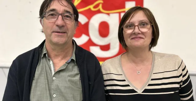 photo  trélazé, jeudi 4 décembre 2025. xavier dupeyroux, secrétaire général de l’union départementale cgt depuis six ans, transmet le flambeau à stéphanie takacs.  &copy;  co 