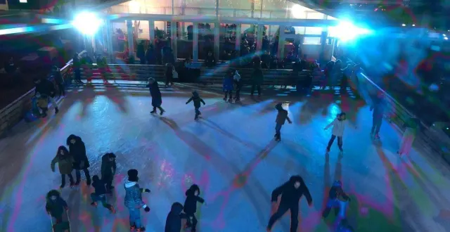photo  la patinoire en glace naturelle, vue de la grande roue, le soir au mans, place des jacobins.  &copy;  ouest-france 
