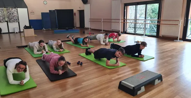photo  cédric guyomard (en blanc au second plan) travaille tous les mercredis après midi à la mjc. plusieurs cours de crossfit adultes et adolescents y sont dispensés  &copy;  ouest-france 