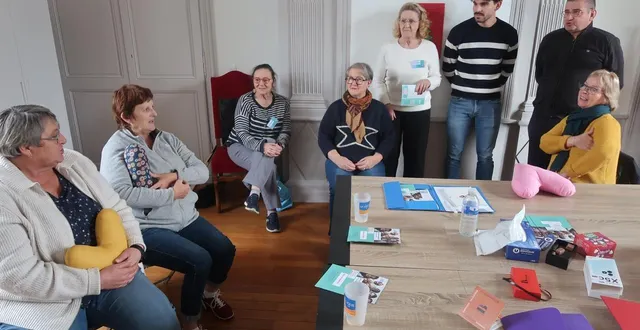photo  baugé, mardi 2 décembre 2025. bénédicte et chantal (à gauche) ont été accueillies par les bénévoles de l’espace ligue, qui leur ont offert des coussins en forme de cœur, adaptés pour les femmes opérées du sein.  &copy;  co - agathe le nueff 