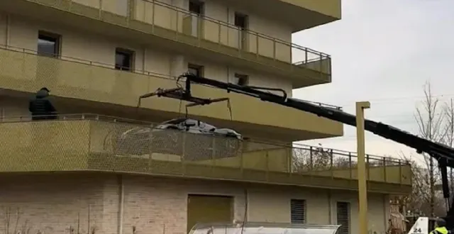 photo  la voiture de luxe a été installée sur un balcon situé au premier étage d’un immeuble.  &copy;  sternwerk7 / tiktok 