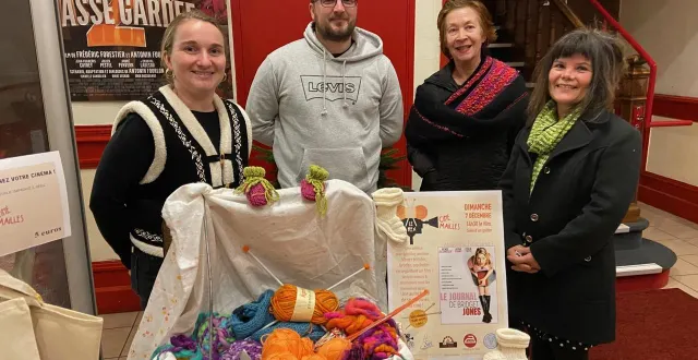 photo  marie, théo, boise et stéphanie prêts pour la première séance de ciné-mailles.  &copy;  ouest-france 