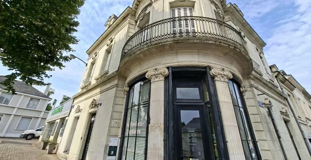 photo  les cambrioleurs ont visé deux pharmacies proches l’une de l’autre dans le bourg de longué.  &copy;  archives co 