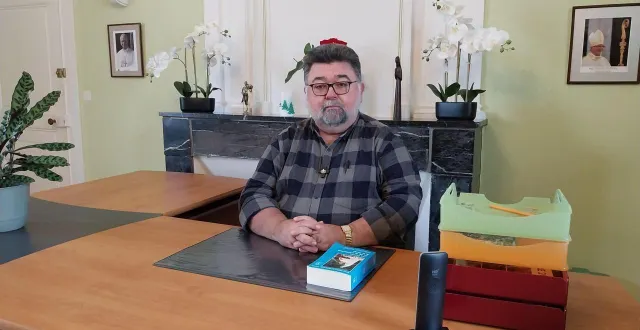 photo  le père rafael serrano a la charge de la paroisse des pères-baudouin-et-monnereau qui s’étend sur onze communes du nord de la vendée.  &copy;  ouest-france 