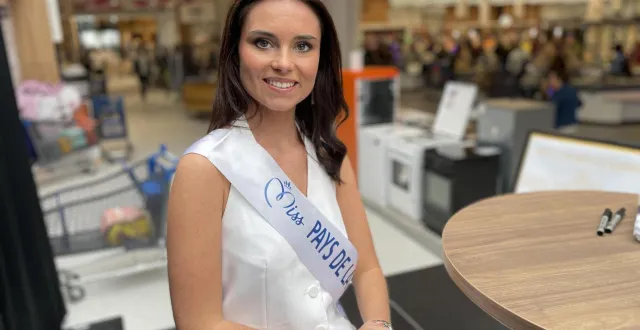 photo  lola winter, lors de sa toute première séance de dédicaces en tant que miss pays de la loire, samedi 11 octobre 2025, à château-gontier, en mayenne.  &copy;  ouest-france 