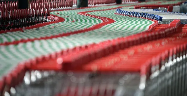 photo  les chariots des supermarchés font l’objet de nombreux vols par certains clients.  &copy;  frederick florin/afp 