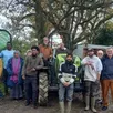 photo  autour du tout nouveau tracteur, sur le site du jardin de cocagne angevin de la bouvarderie à saint-barthélemy-d’anjou (maine-et-loire), quelques jardiniers salariés avec des membres du conseil d’administration. 