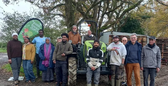 photo  autour du tout nouveau tracteur, sur le site du jardin de cocagne angevin de la bouvarderie à saint-barthélemy-d’anjou (maine-et-loire), quelques jardiniers salariés avec des membres du conseil d’administration.  &copy;  ouest-france 