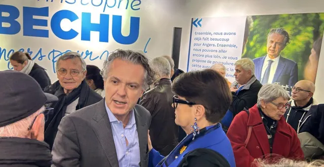 photo  angers, jeudi 4 décembre 2025. christophe béchu s’est offert un petit bain de foule dans sa nouvelle permanence, rue voltaire.  &copy;  co 