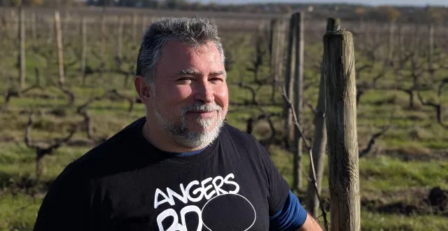 photo  éric boutier, vice-président du festival angers bd, dans les vignes du château du breuil, où il travaille.  &copy;  ouest-france 